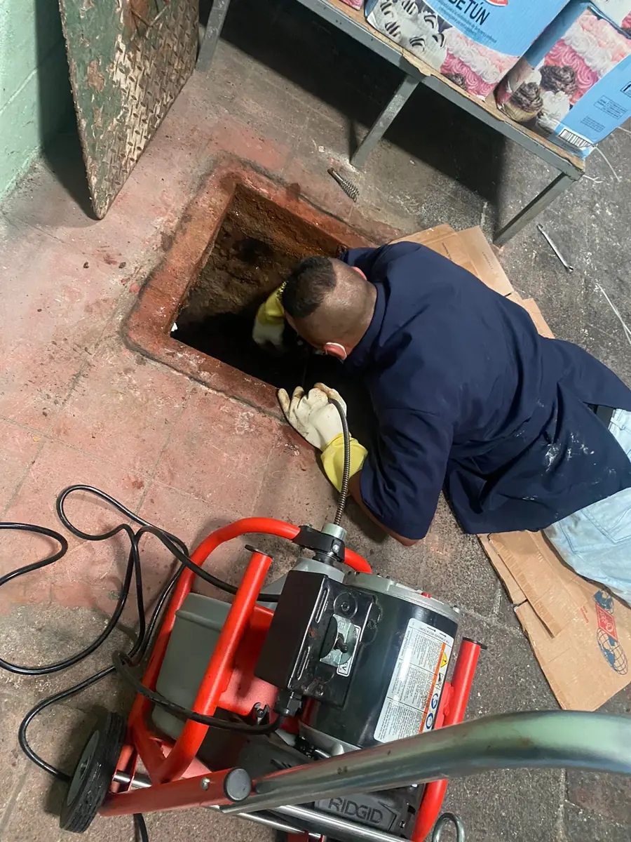 Técnico de ReFix destapando un drenaje con máquina eléctrica