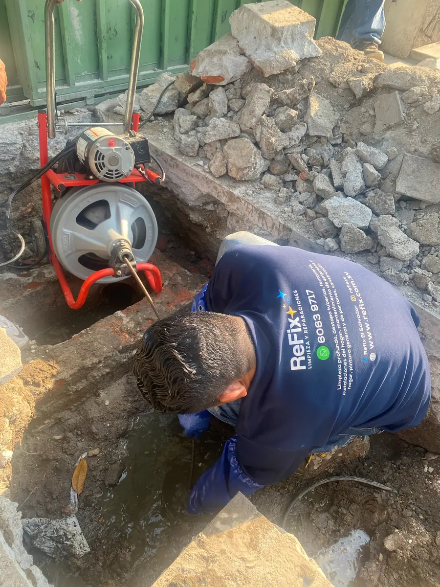 Técnico de ReFix destapando una tubería central con máquina