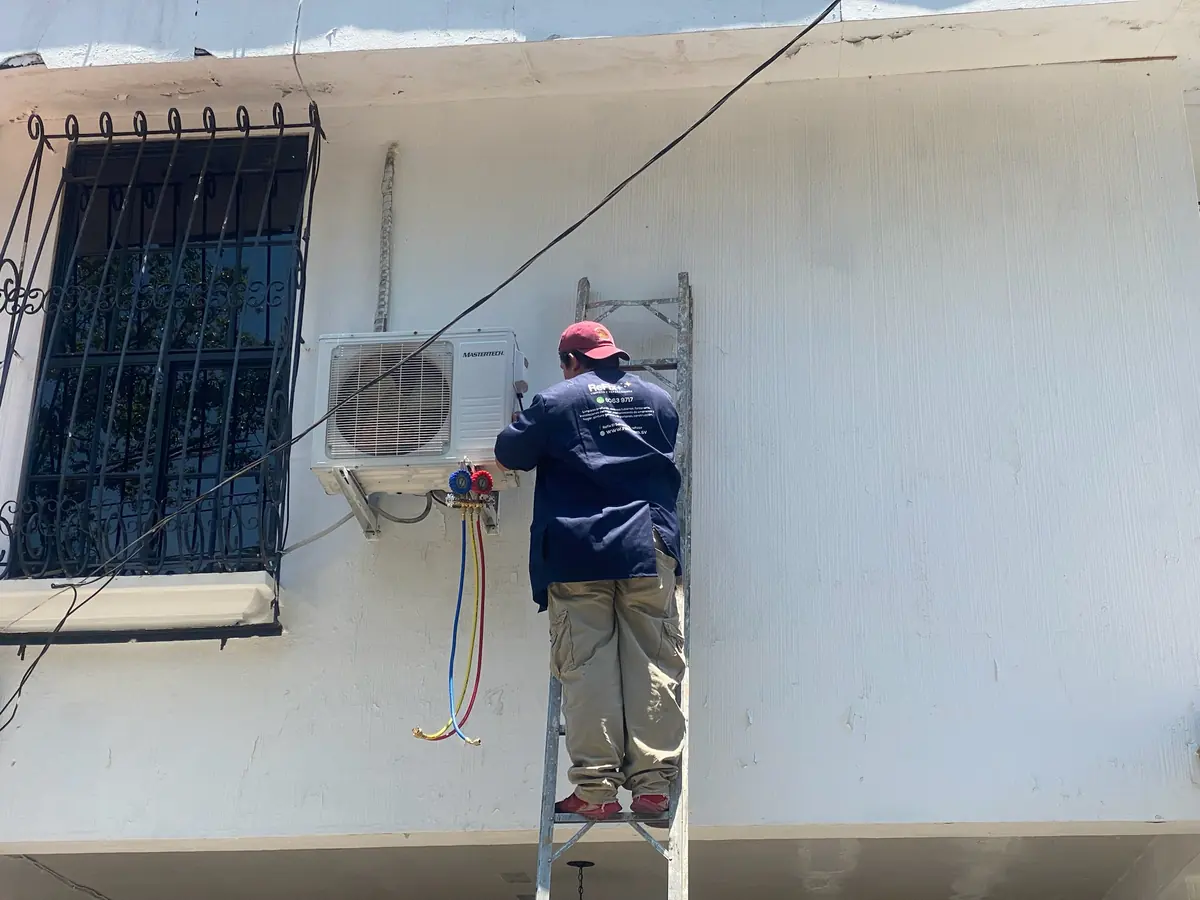 Técnico de ReFix instalando la unidad exterior de un aire acondicionado