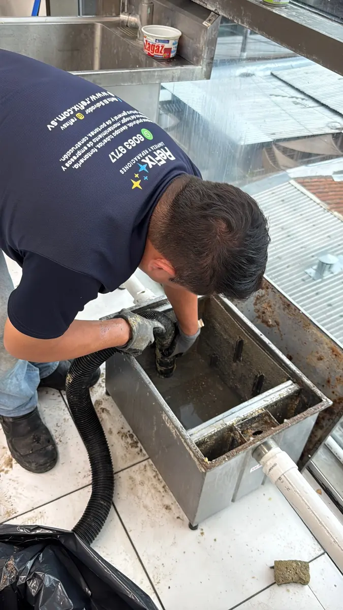 Técnico de ReFix limpiando una trampa de grasa