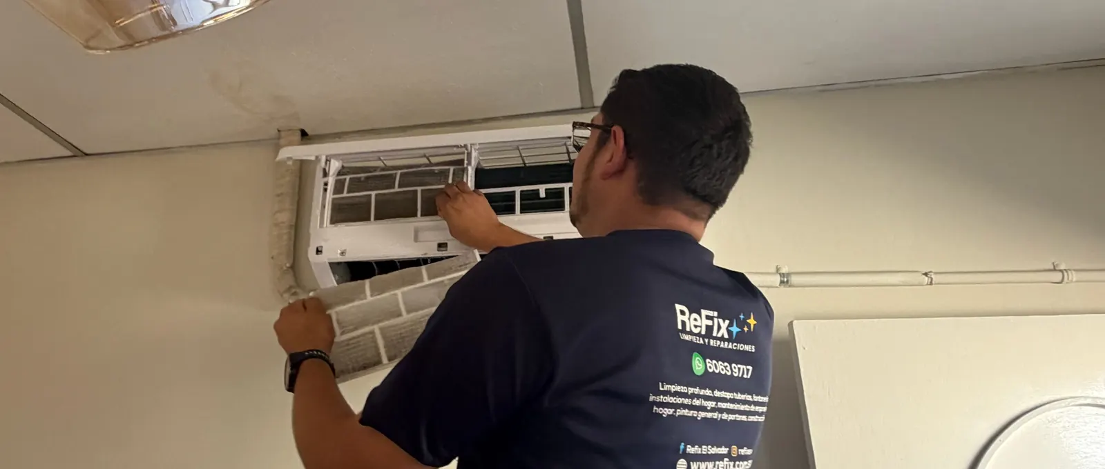 Técnico de ReFix trabajando en la unidad interior de un aire acondicionado