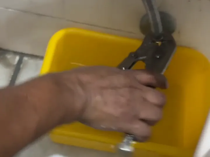 Técnico de ReFix ajustando la conexión de agua de un inodoro
