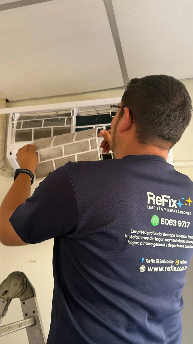 Técnico de ReFix trabajando en un aire acondicionado
